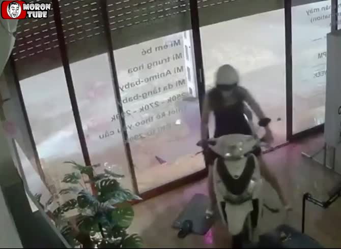 Video :Her attempt to close her blinds is a blatant failure
